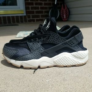 Black Nike Air Huaraches